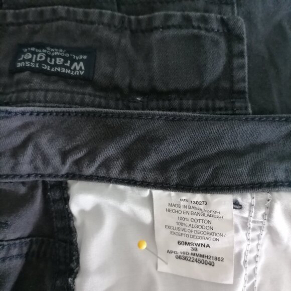 Authentic Issue Wrangler Mens Black High Rise Flat Front Cargo Shorts Size 38 - Picture 5 of 6